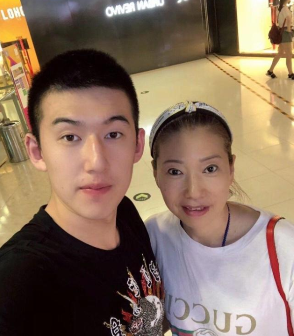 而付豪的妈妈展淑萍来头也不简单,曾经是一名女篮运动员(国手),现在是