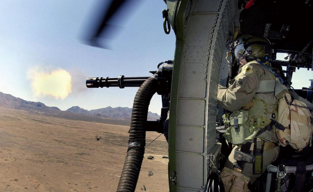 美国大兵坐直升机不关门，为啥不怕掉下来？ 实战经验中国也要学习