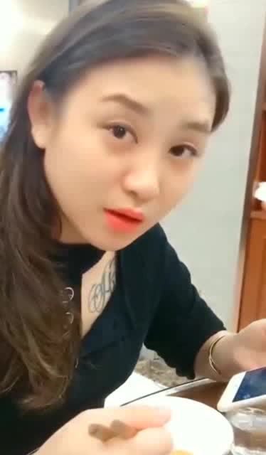 闺蜜恶搞吃饼干视频，闺蜜恶搞吃饼干视频大全