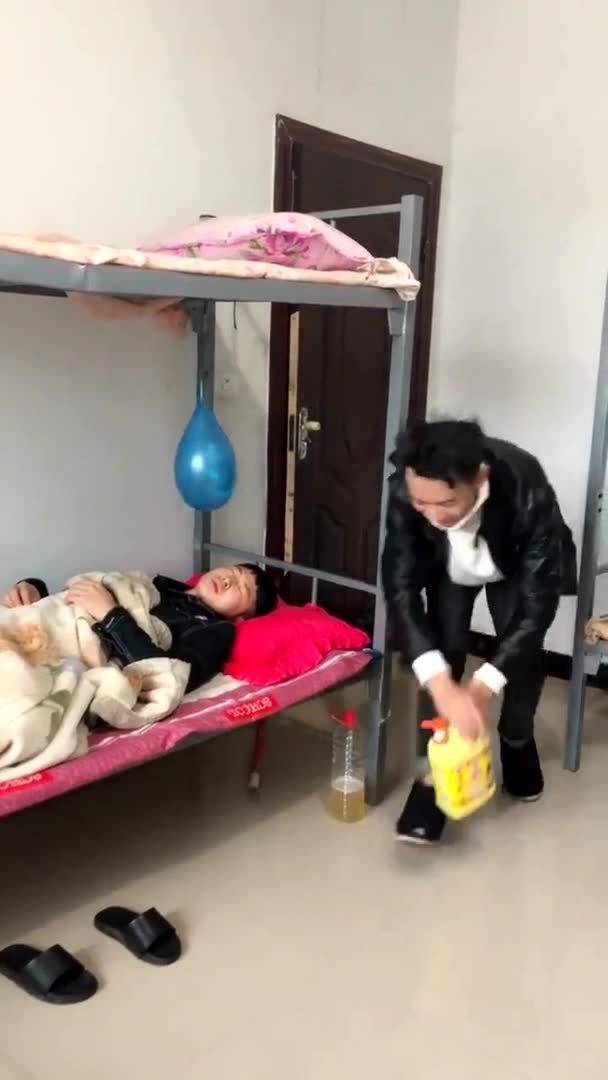 恶搞舍友儿子视频，恶搞舍友儿子视频大全