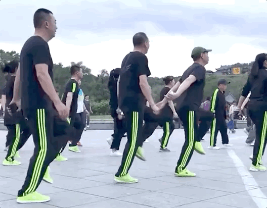 初代潮流青年的鬼步舞,被广场舞大爷大妈还魂了