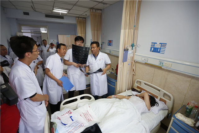 在衡水中医院颈腰椎间盘一体化平台病房,京衡两地医生一同查房