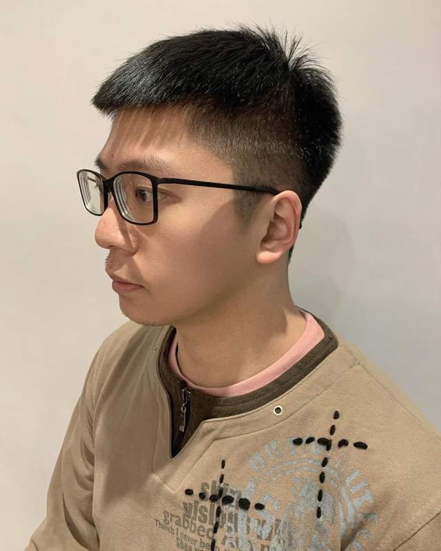 要说男生最干净利落的造型,还是剪寸头发型比较合适.
