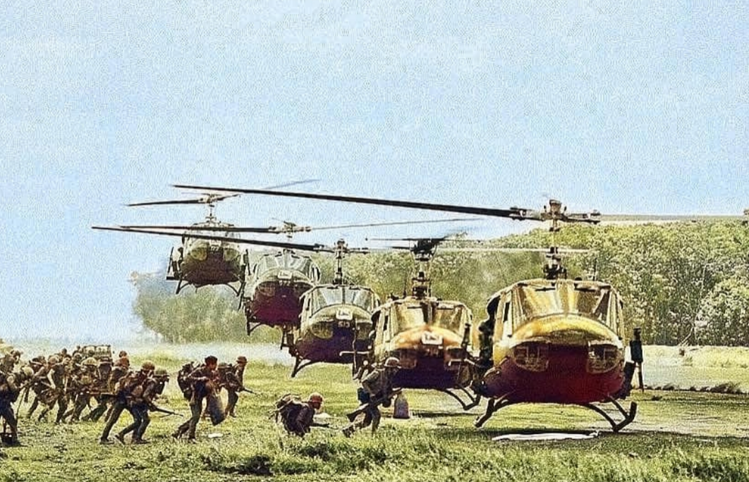 美国大兵坐直升机不关门，为啥不怕掉下来？ 实战经验中国也要学习