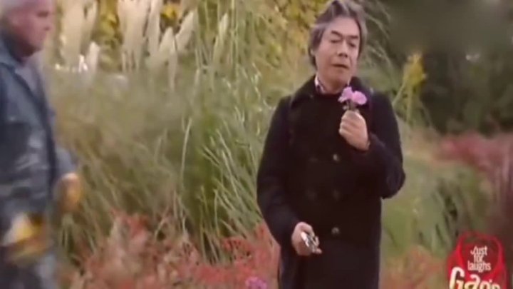 街头恶搞给路人送花视频，街头恶搞给路人送花视频大全