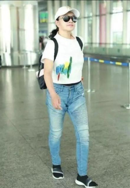 42岁薛佳凝都照着穿,送你4招减龄穿衣