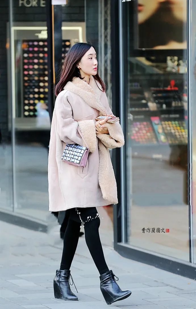 街拍短靴美女也要穿高跟