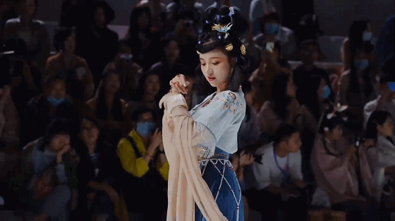 这个汉服走秀现场的小姐姐火了!因搔首弄姿动作油腻受