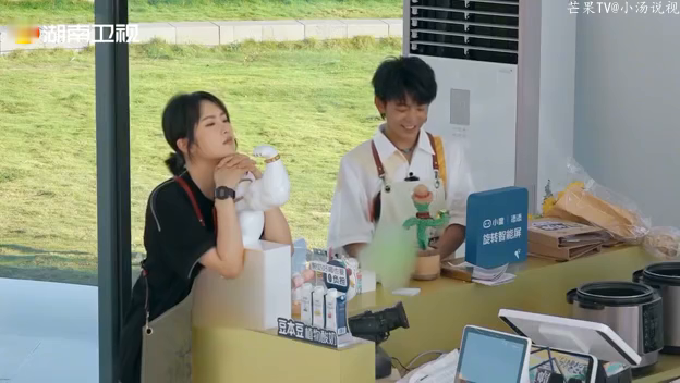 中餐厅 丁真模仿仙人掌玩偶跳舞,好魔性