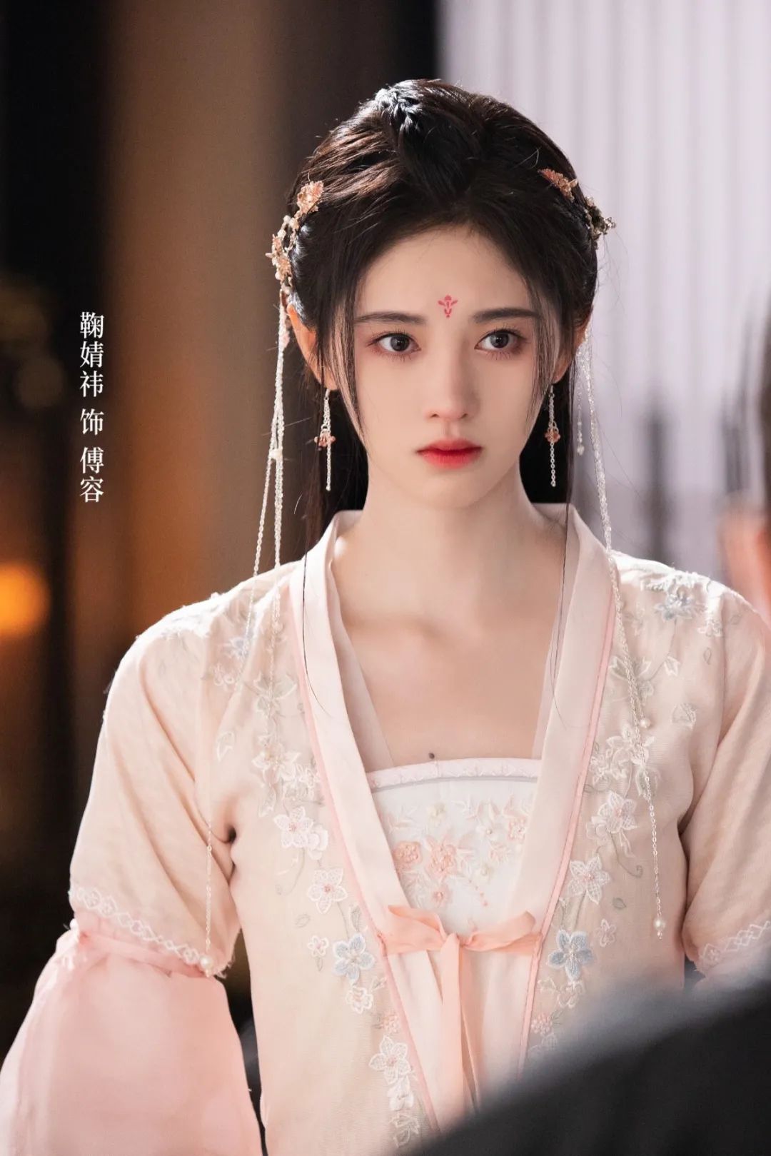 明星壁纸:鞠婧祎古风