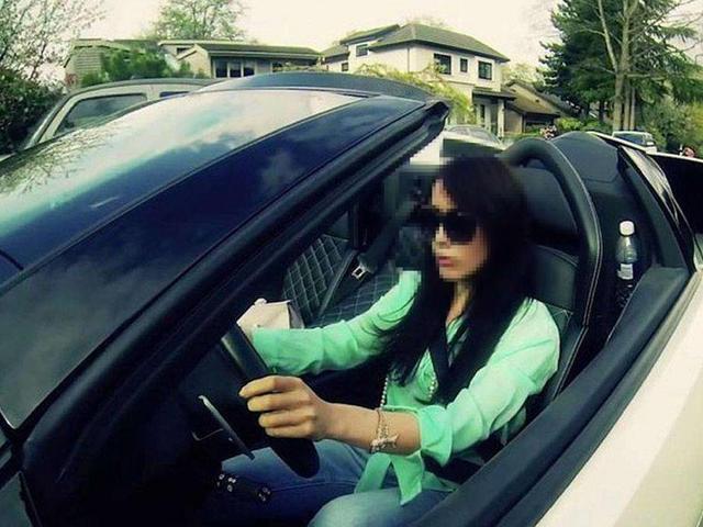 奔驰女司机粗暴推倒学生单车开路:我爸是领导