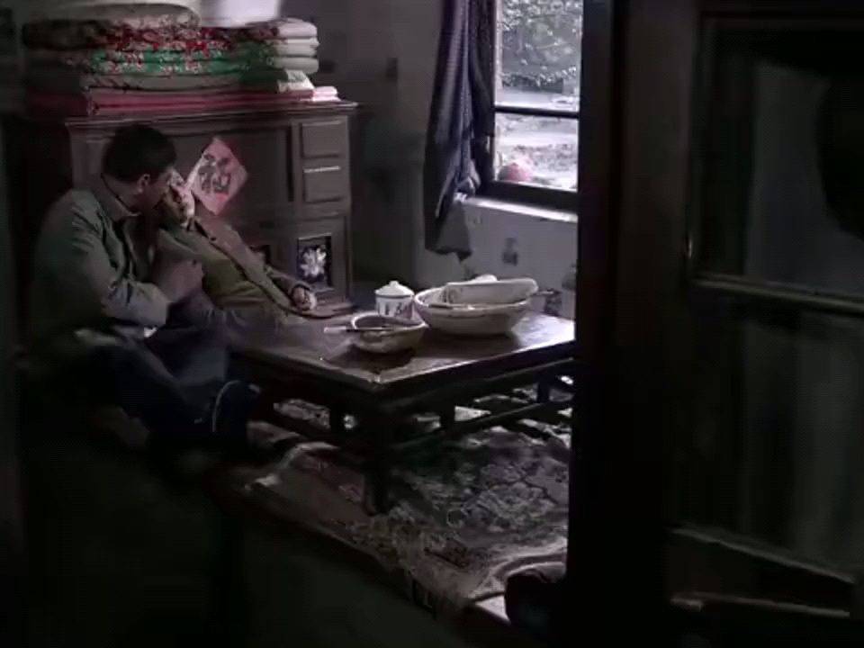 梦境交织，与母亲共卧床榻，鬼影电视背后的深层含义