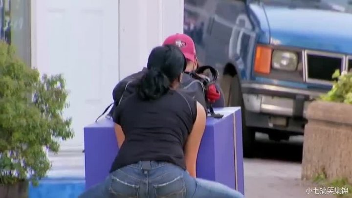 恶搞盲人洒水视频，恶搞盲人洒水视频大全