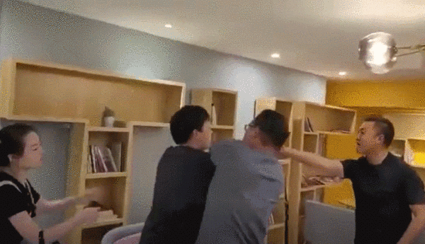 老板朋友扇了女孩一耳光,并用脚将她揣倒在地.