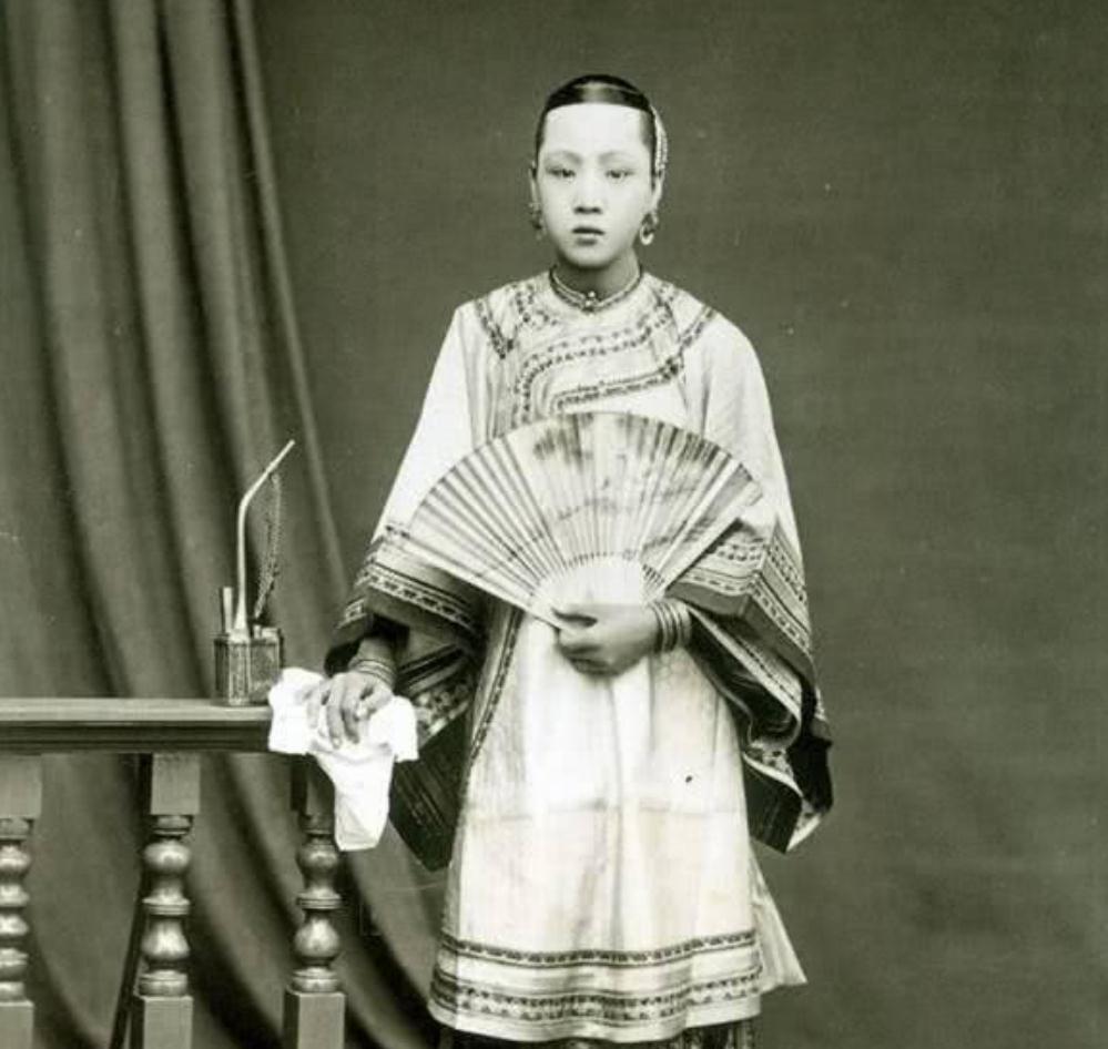 这是李鸿章的二房小妾冬梅的留影旧照,冬梅虽是李鸿章的妾侍,但是