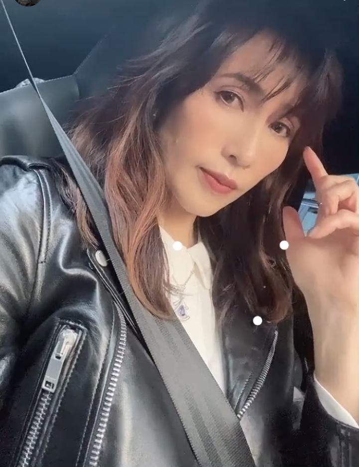 50岁工藤静香不服老,皮衣搭长裙