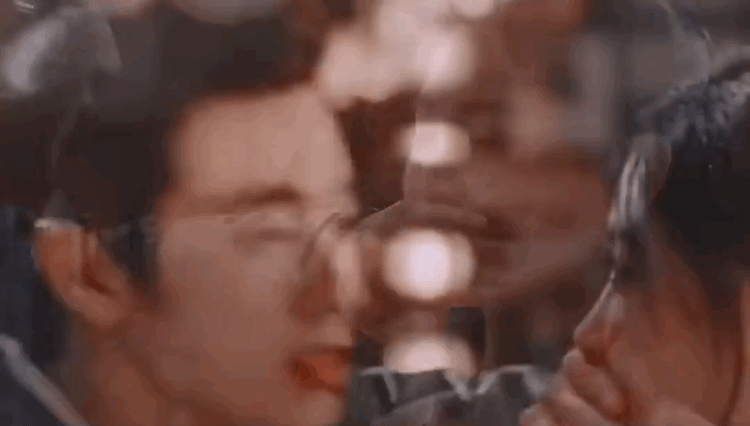 《如意芳霏》:突然被王佑硕许佳琪隔手吻甜到了