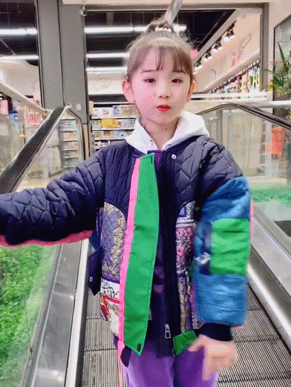 特别有趣且魅力四射的小女孩,这呆呆的表情,真是太招人喜欢了!