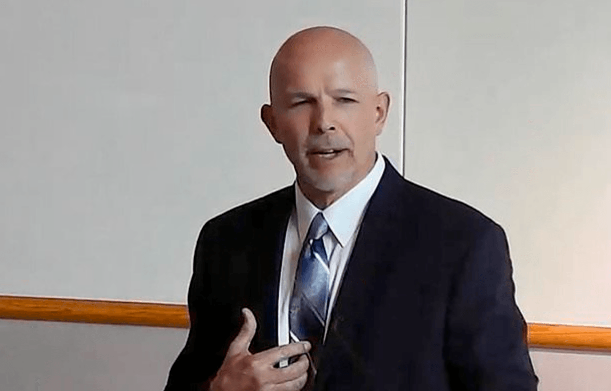 美國17歲少女劫車被警察射殺 其父在葬禮上擁抱警察局長 天天要聞