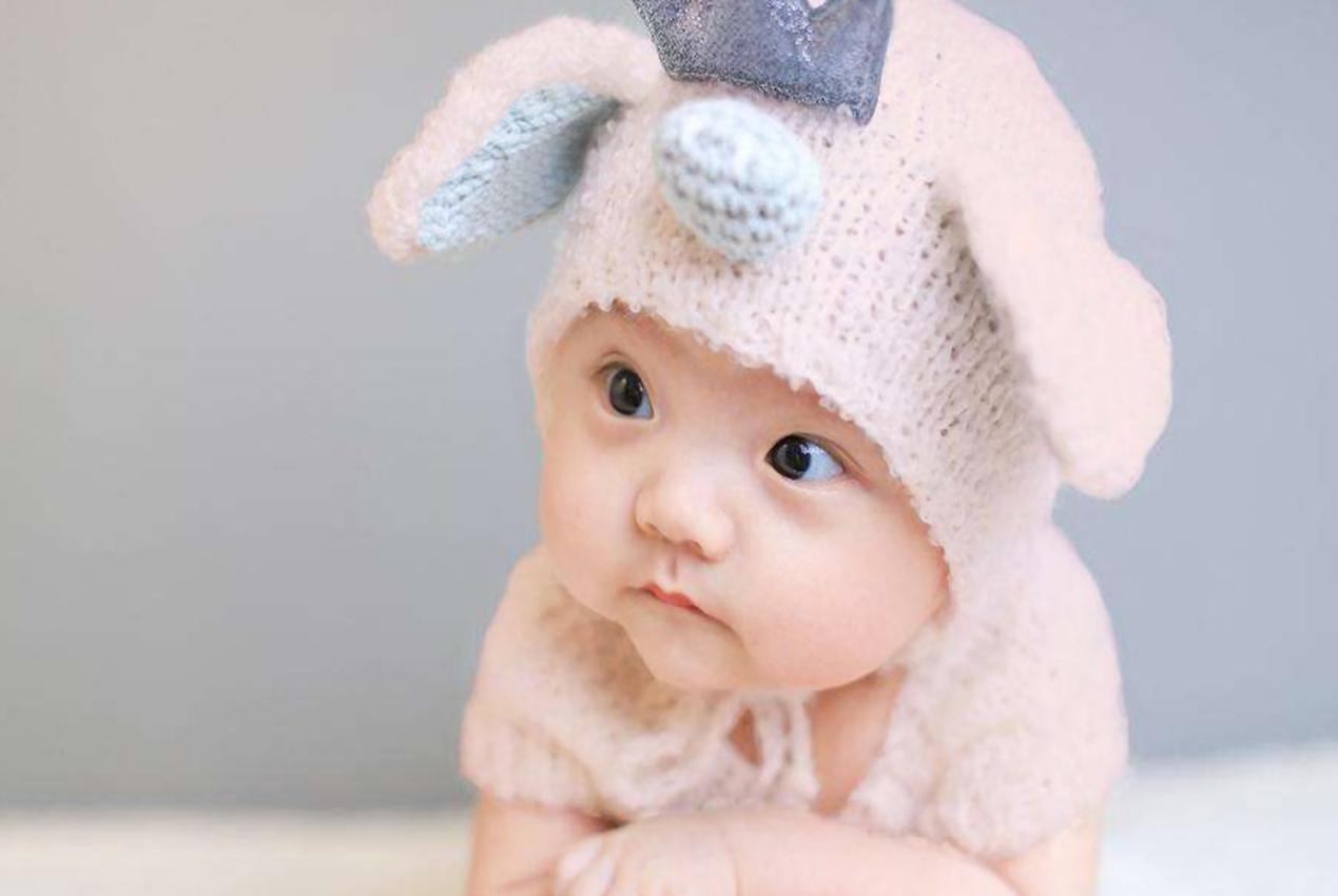 过敏 许多满月照拍摄需要借助一些毛绒质地的道具,来衬托新生儿的可爱