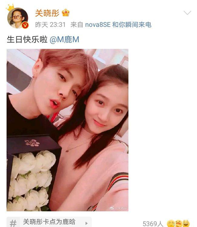 关晓彤鹿晗同居疑似曝光!穿睡衣亲密合影,身后酒瓶太抢镜