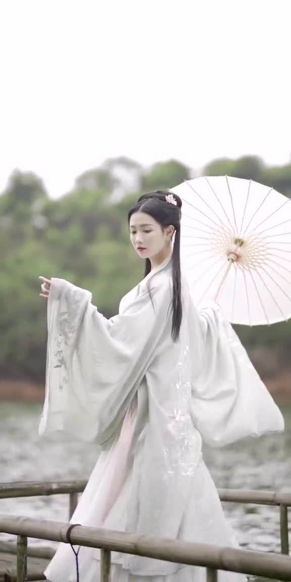 白色汉服雪地穿搭图片，白色汉服雪地穿搭图片女
