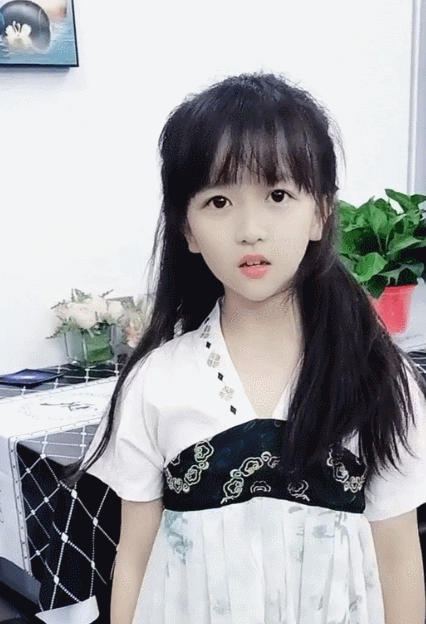 十分呆萌的小女孩,看这俏皮的小模样,简直可爱到爆了!