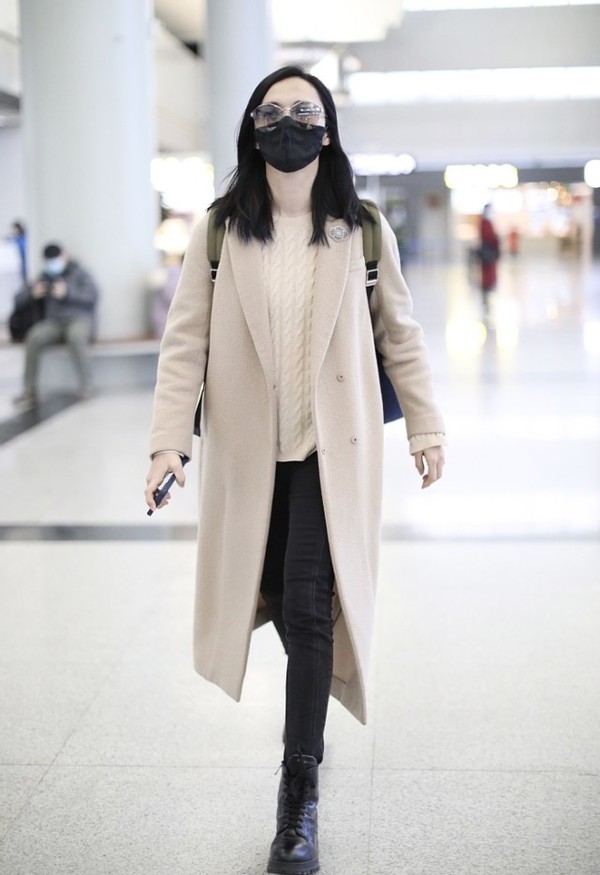 穿过那么多鞋子 姚晨钟爱的还是prada短靴 时髦百搭还能显高 天天要闻