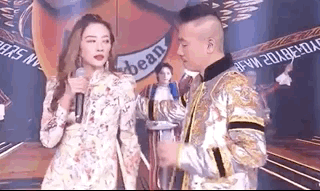 应采儿和陈小春晚会合唱口型没对上,发文默认假唱:被发现了老公