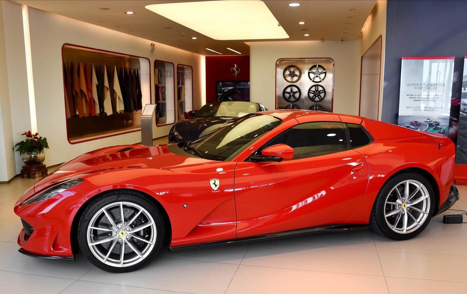 新款法拉利812曝光,造型惊艳,6.5升12缸动力,零百加速