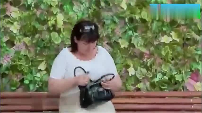 熊孩子恶搞路人椅子视频，熊孩子恶搞路人椅子视频在线观看