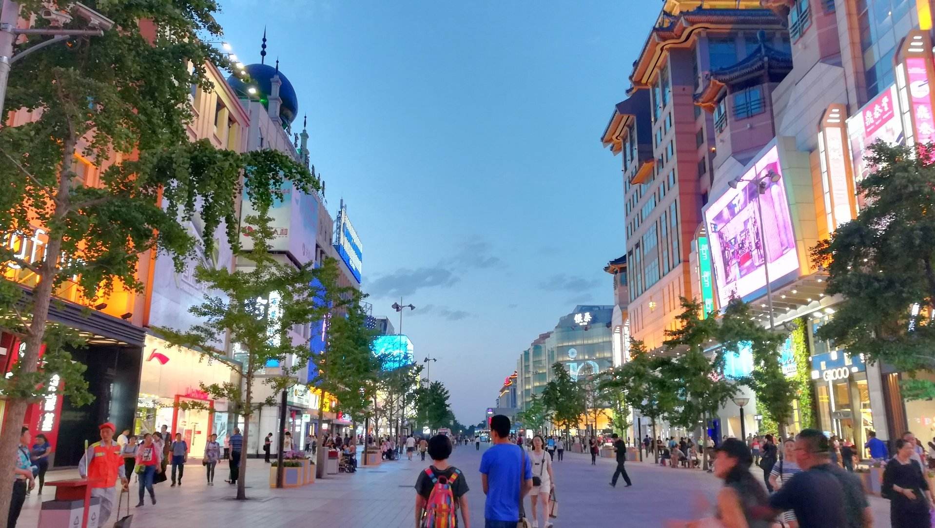 北京王府井大街是北京的地标性街道,就类似于纽约时代广场,其代表的