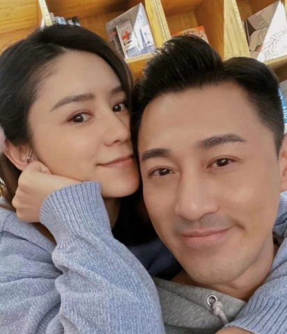 林峯一家三口出游,张馨月抱女儿细节尽显母爱,宝宝肤色雪白随亲妈