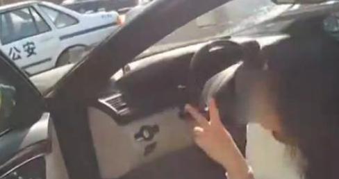 美女司机醉驾奔驰豪车,被交警当场抓获,还很
