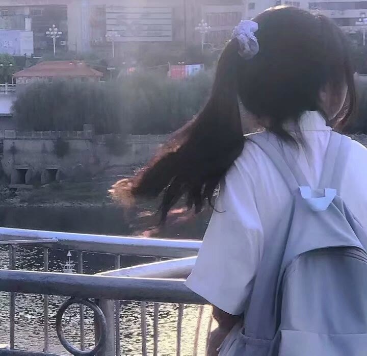 ins风格 不露脸女生头像/不要比较分手前后对方态度,因为没有意义