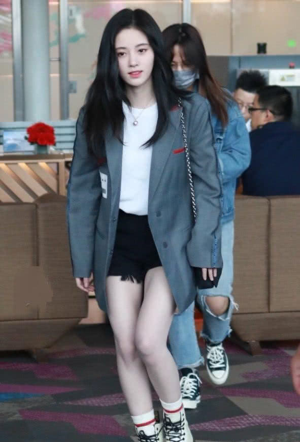 关晓彤和鞠婧祎合影,俩人都是穿着白裙子,谁是女神一目了然