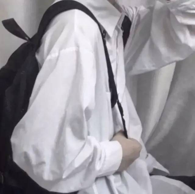 优质不露脸部位男生头像:不要把秘密告诉风,风会吹过整片森林