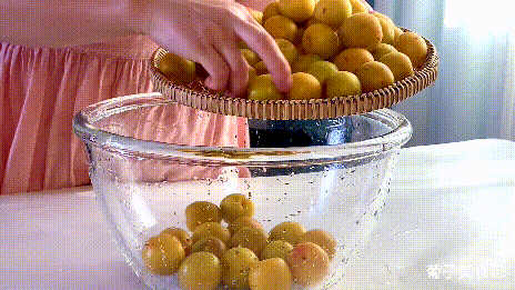 自制黄梅酒,果香甜柔,生津开胃,特别适合女生,无添加更安心