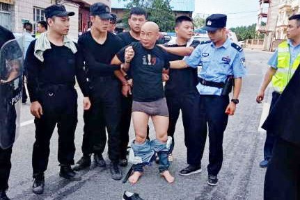 曾春亮落网时的微笑,和当年的美女蛇如出一辙,充满蔑视和嘲讽