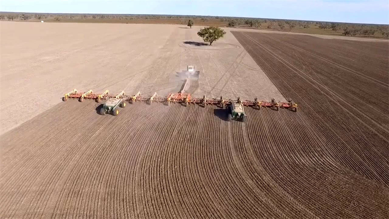 美国是粮食出口大国 他们怎么开垦荒地 机械化技术非常高 看点快报