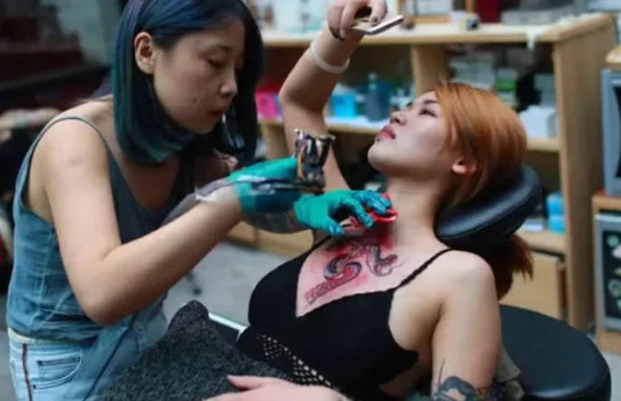 纹身师最烦什么客人 不是 混混 和 社会大哥 而是这三种 看点快报