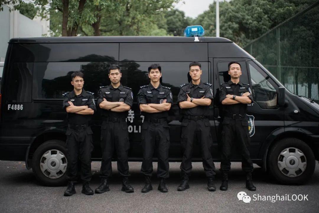 look 他们是特警