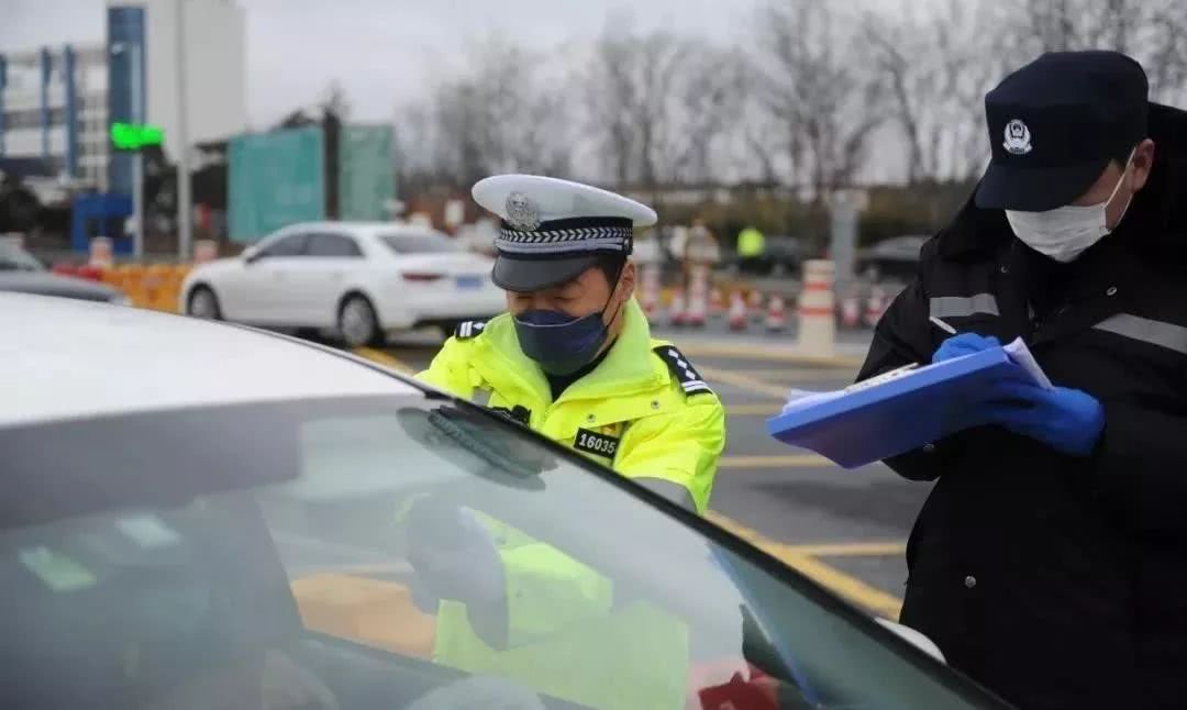 疫情当前 警察不退 你的样子 就是中国的样子 看点快报