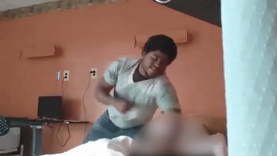 美国黑人男护士养老院殴打老人如同练拳击还自拍