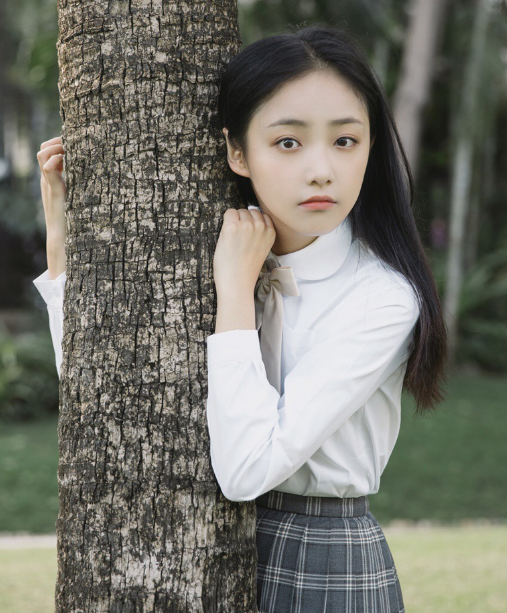 吴佳怡清新唯美写真,身穿白色衬衫,尽显满满少女气息