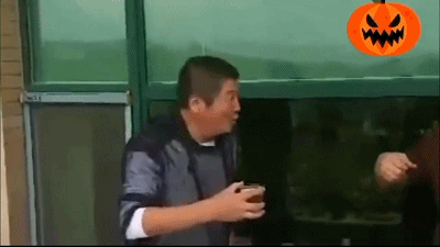 酒友还舔对方手指!