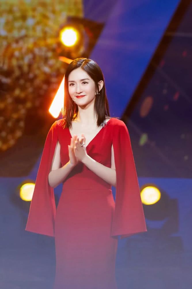 谢娜斗篷礼服回归舞台,端庄大气