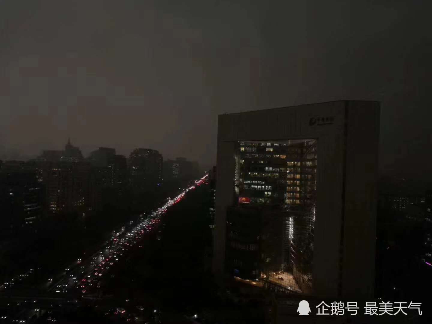 北京雷雨天气来袭白天变黑夜 下午3点宛如凌晨3点 网友 北京突然黑天了 看点快报