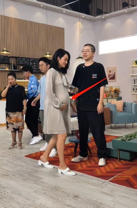 朱丹怀2胎6个月坚持工作,肚子超大走路用手托,网友:双胞胎?