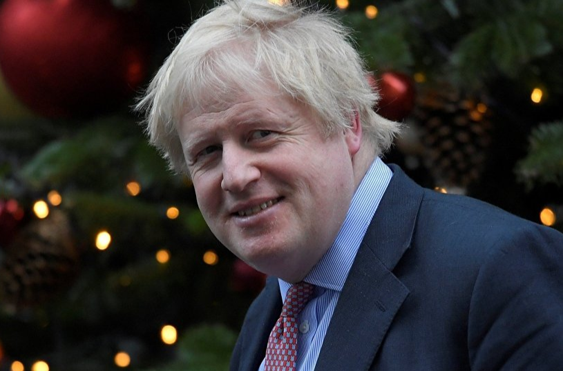 国内抗议不断,英国首相却